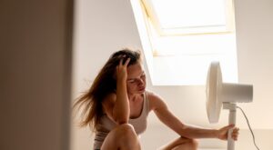 femme_devant_ventilateur