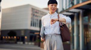 femme_regarde_sa_montre