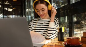 femme_travaille_en_musique