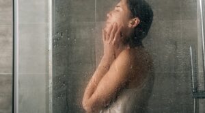 femme_douche_tristesse