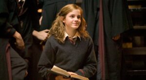 hp-f4-goblet-of-fire-hermione-great-hall-smiling-book-web-landscape