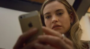 l-actrice-britannique-lily-james-dans-le-role-de-whitney-wolfe-la-fondatrice-de-bumble-dans-le-film-swipe-sur-disney