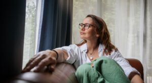 Portrait,Of,An,Adult,Attractive,Mature,Caucasian,Woman,In,Glasses