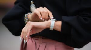 femme_regarde_montre