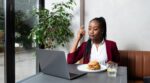femme_cantine_bureau