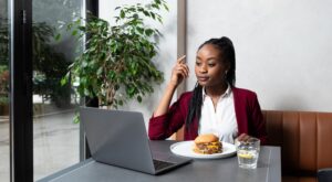 femme_cantine_bureau