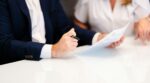 photo-dun-homme-lisant-un-contrat-de-prevoyance